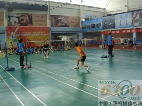 日立建机,羽毛球